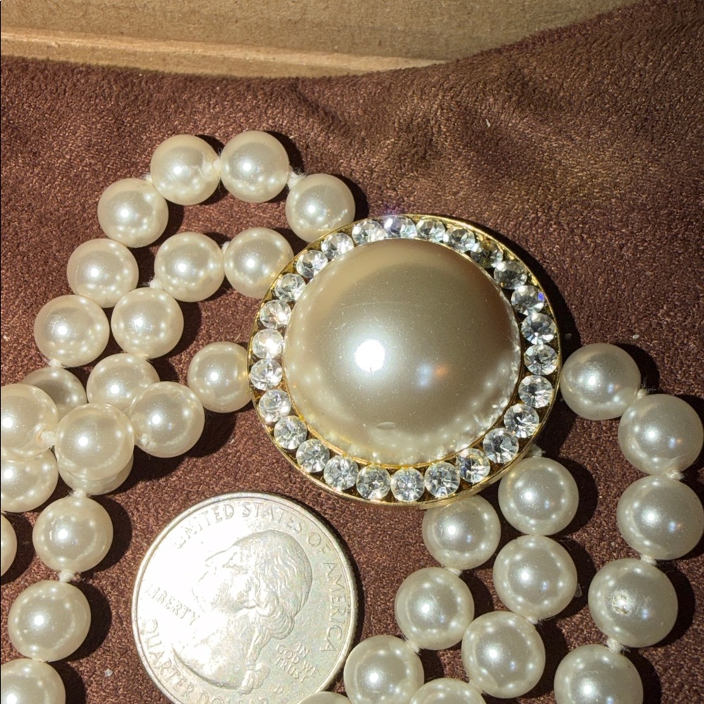 Luxurious 3 strand pearl necklace 🐈⬛ 16” long - Picture 2 of 5